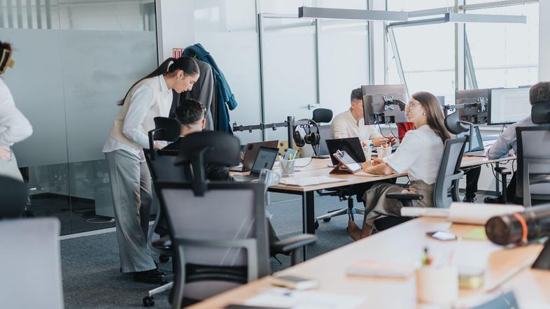 Delavci v pisarni med delom