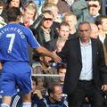 Trener Chelseaja Avram Grant ima poleg nogometnih tudi druge skrbi. Neznanci so 