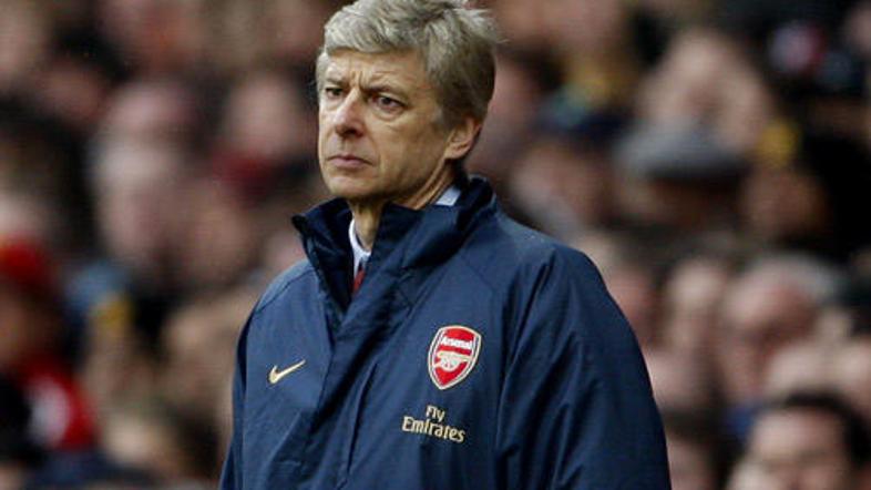 Arsene Wenger je v štirikotniku z Rafo Benitezom, Alexom Fergusonom in Avramom G