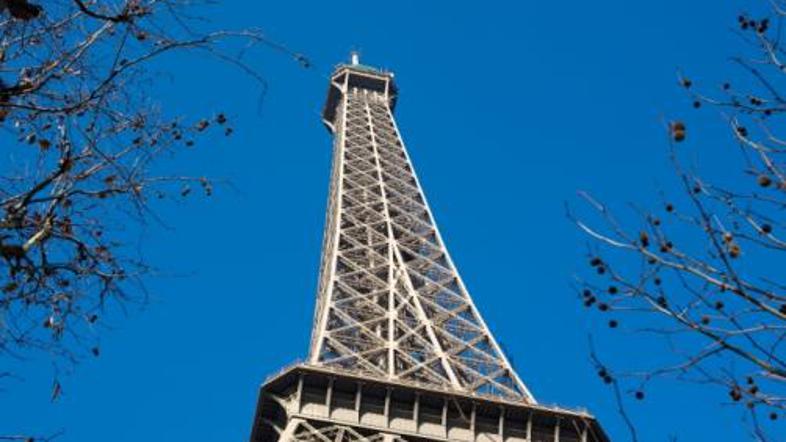 Parižanom se je najprej zdel grd in v pogodbi med Gustavom Eifflom in mestom Par