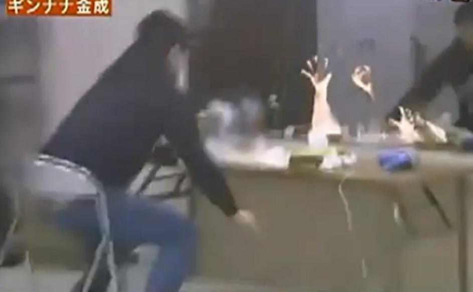 Prestrašeni Japonec ob pogledu na duha v ogledalu. (Foto: youtube)