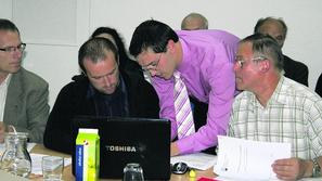 Blaž Malenšek (na sredini) v družbi žužemberških občinskih svetnikov. (Foto: Živ