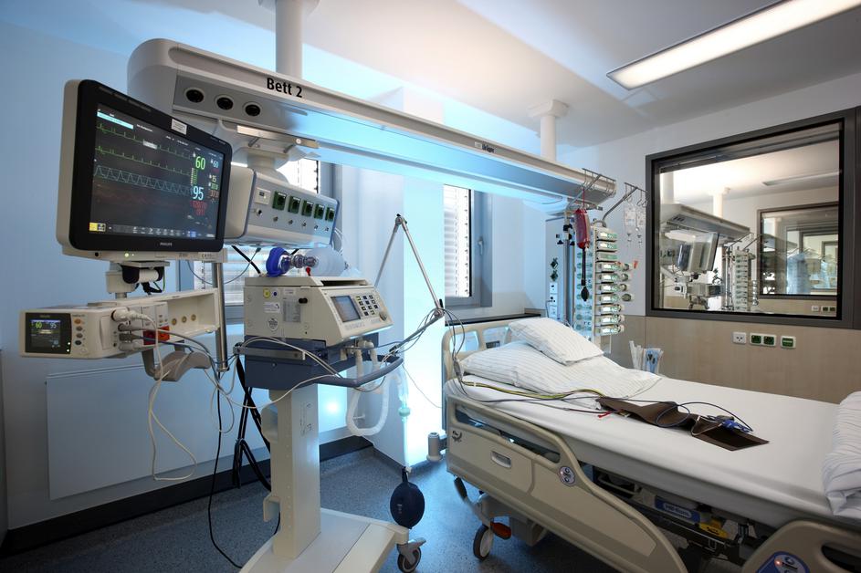 prazna bolniška postelja na oddelku intenzivne nege v bolnišnici