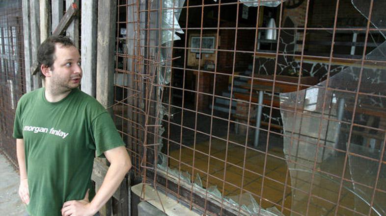 Aljoša Mislej, predstavnik Shoto kluba, pred neko zelo priljubljenim lokalom, ki