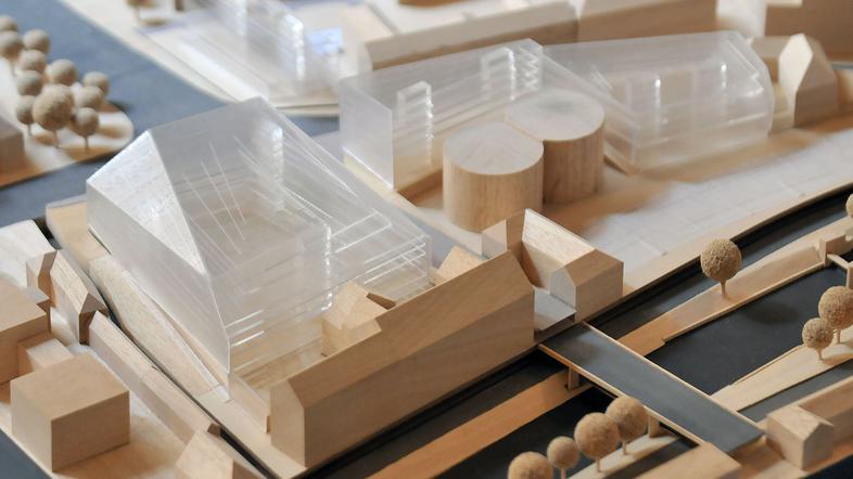 Na območju Cukrarne na Poljanskem nasipu, kjer bo stala Ena hiša, potekajo pripr