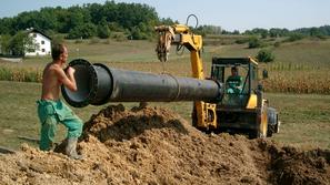 slovenija 22.08.13. Dolenjska, menjava glavne vodovodne cevi, foto: Jerca Bozic 