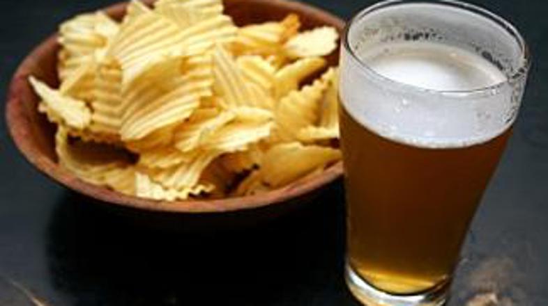 V pubu ob pivu tekne kar lasten krompirček ...