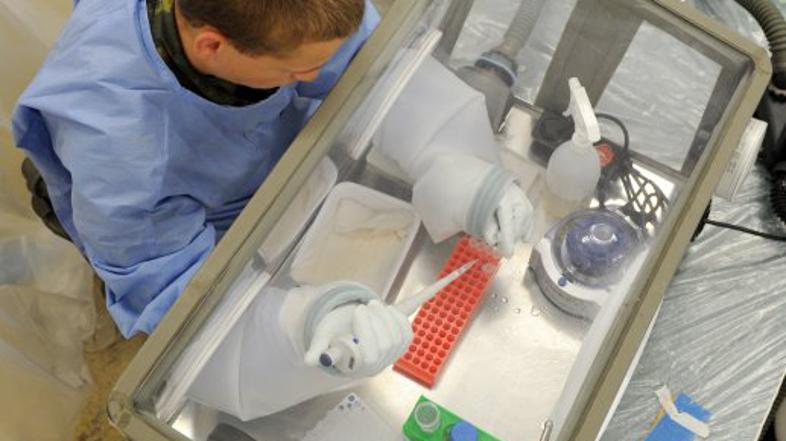 Inženir v laboratoriju