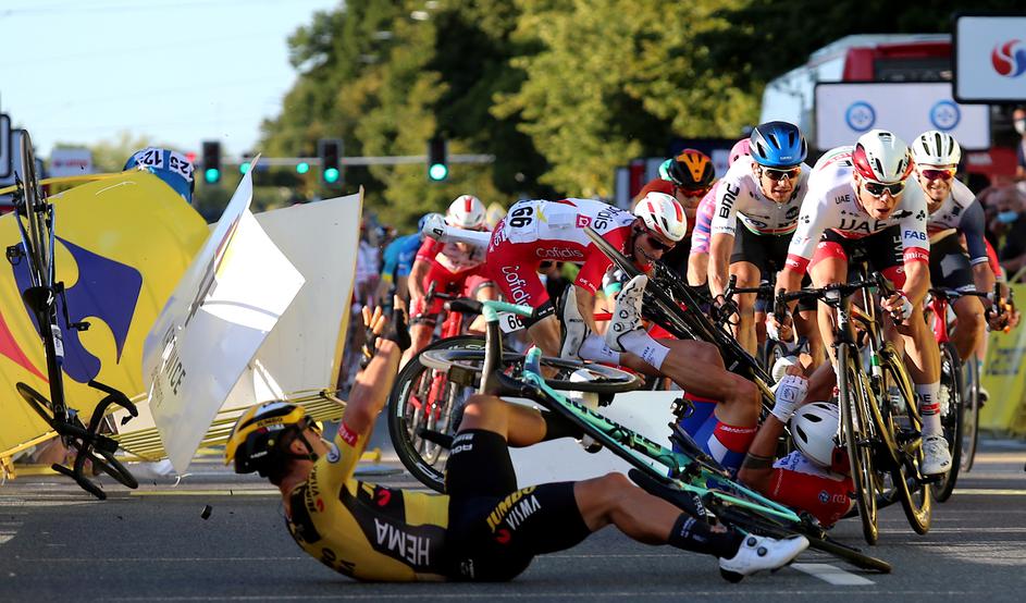 Dylan Groenewegen dirka po Poljski množičen padec