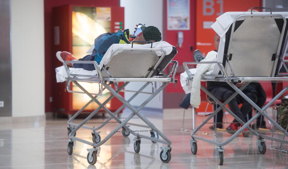 "Naslonjen je bil na zid in se nato sesedel na tla, onadva pa sta ga brcala"