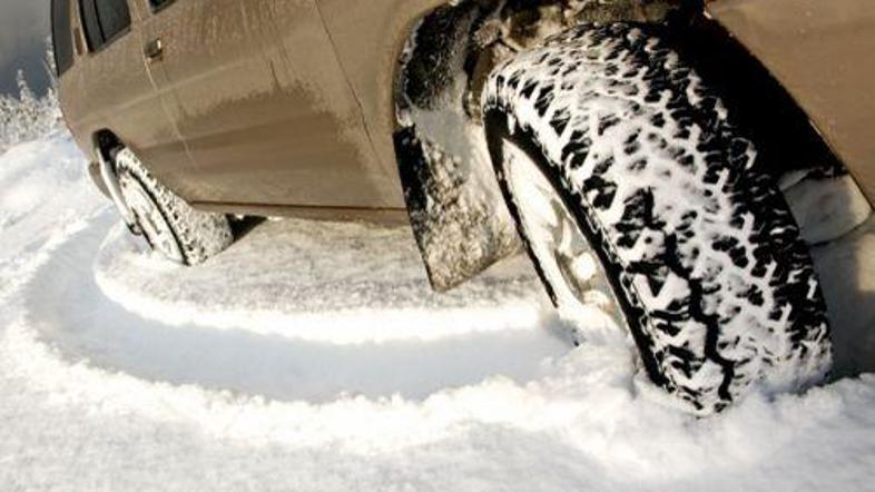 Profil zimskih pnevmatik lahko preverite s pomočjo merilnika, ki se ga nastavi n