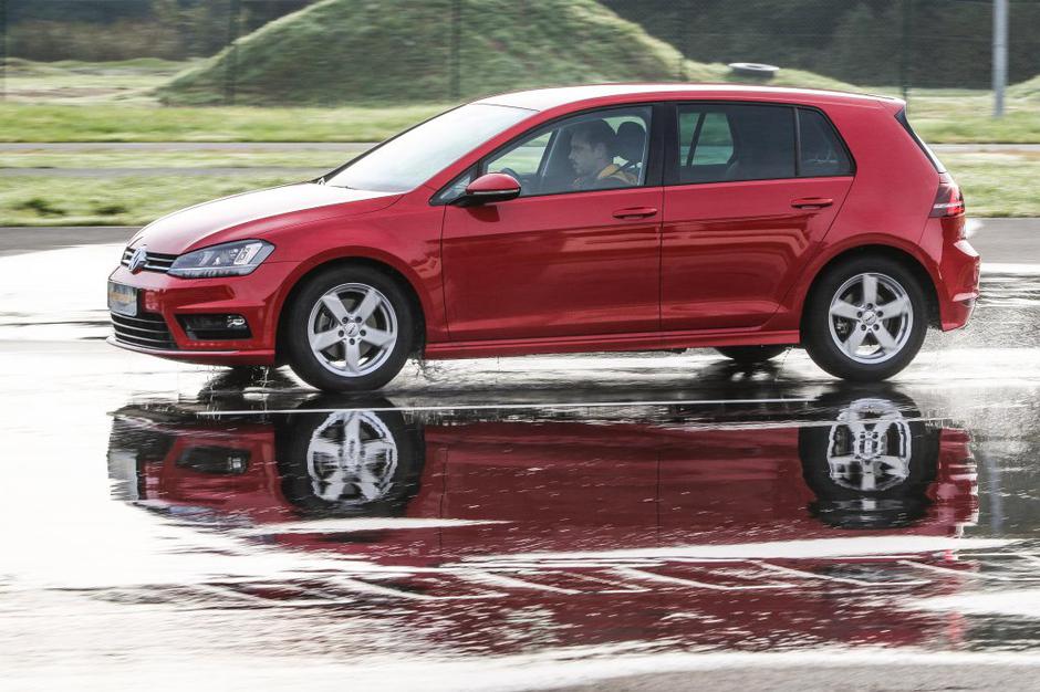 Zaviranje na spolzki podlagi | Avtor: Saša Despot