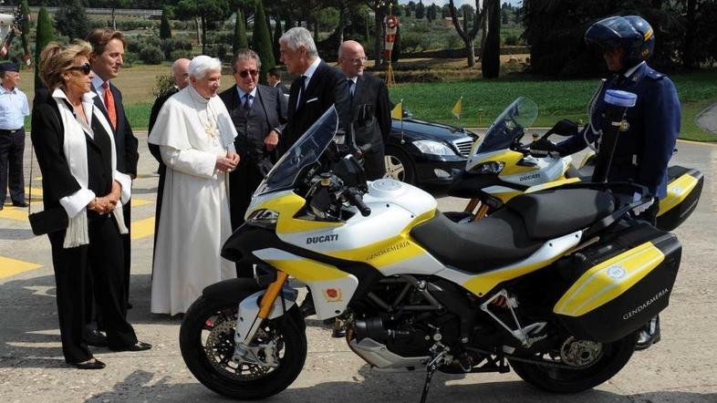 Papež je prejel že mnogo daril, a motorjev še ne. (Foto: Ducati)