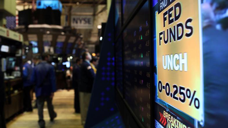 Potrošniki so ob koncu novembra, ko se je začela praznična sezona nakupov, po ug