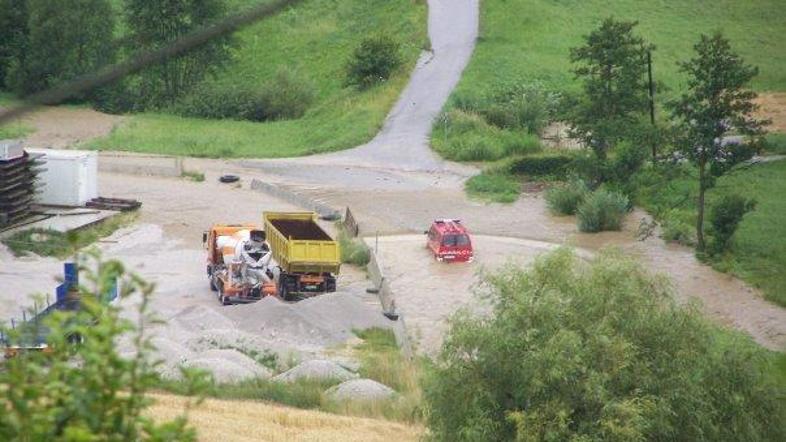 Vinska Gora pri Velenju: gasilski avto je obtičal v narasli vodi.