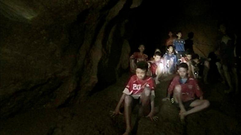 Tajska ujeti dečki jama potapljači