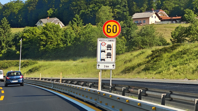 Prometni znak voziti v zamiku