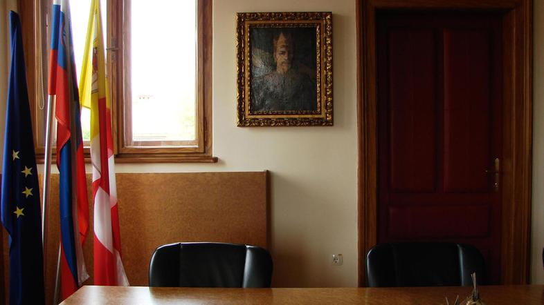 Alojz Muhič prvi uraduje v prestižni županovi pisarni na obnovljenem Rotovžu. Se