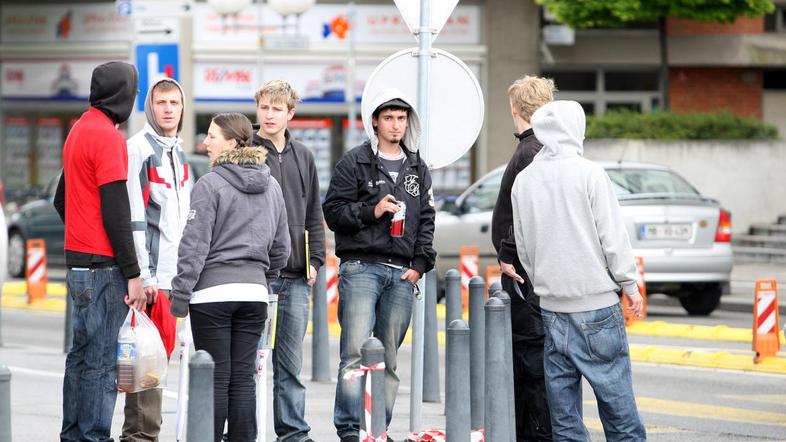 Dijaki priznavajo, da na uživanje alkohola najbolj vplivajo njihovi vrstniki. (F