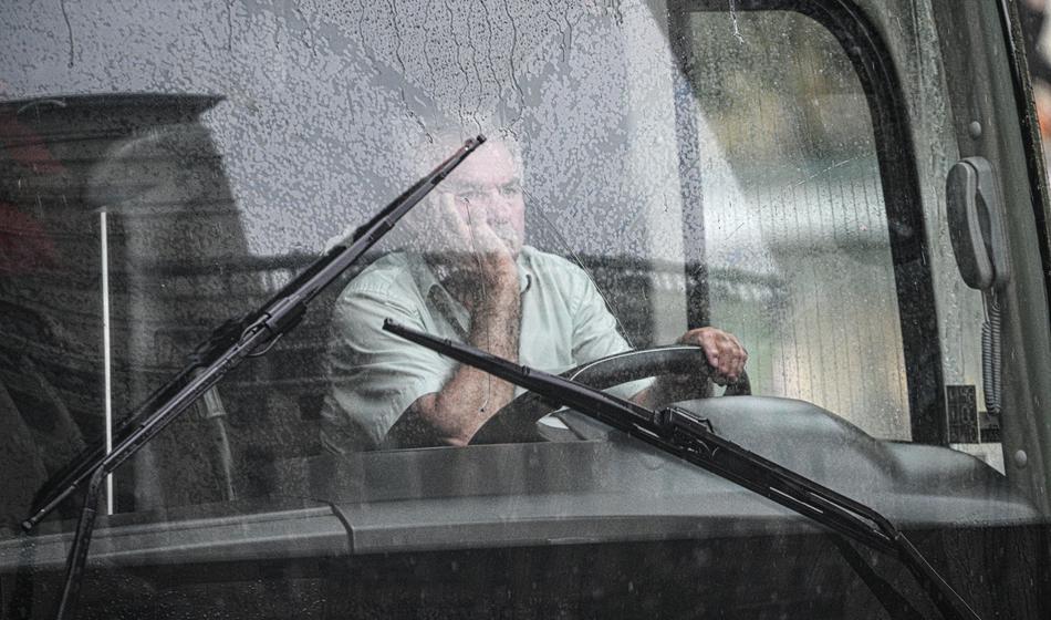 Potnik zaradi voznika avtobusa klical policijo, to so odkrili