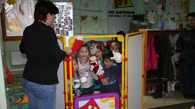 S pomočjo lutk naj bi se romski otroci lažje naučili slovenskega jezika in nasto