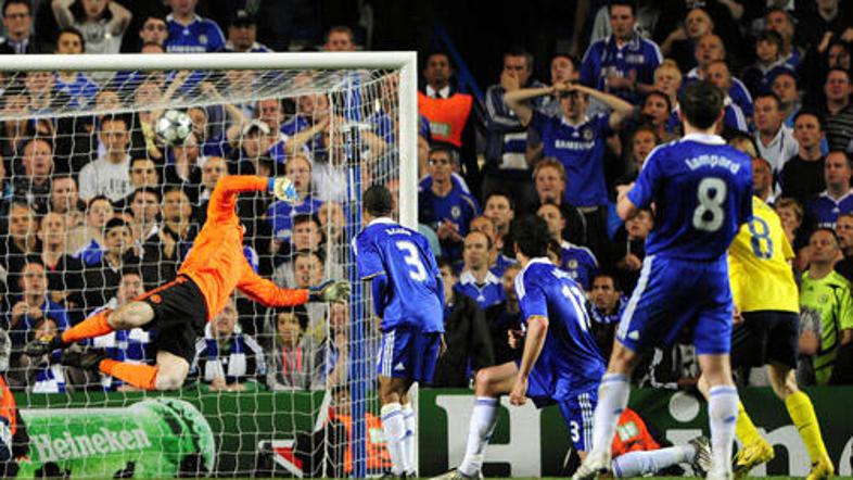 Andres Iniesta je takole premagal Petra Čecha in Barci zagotovil nastop v finalu