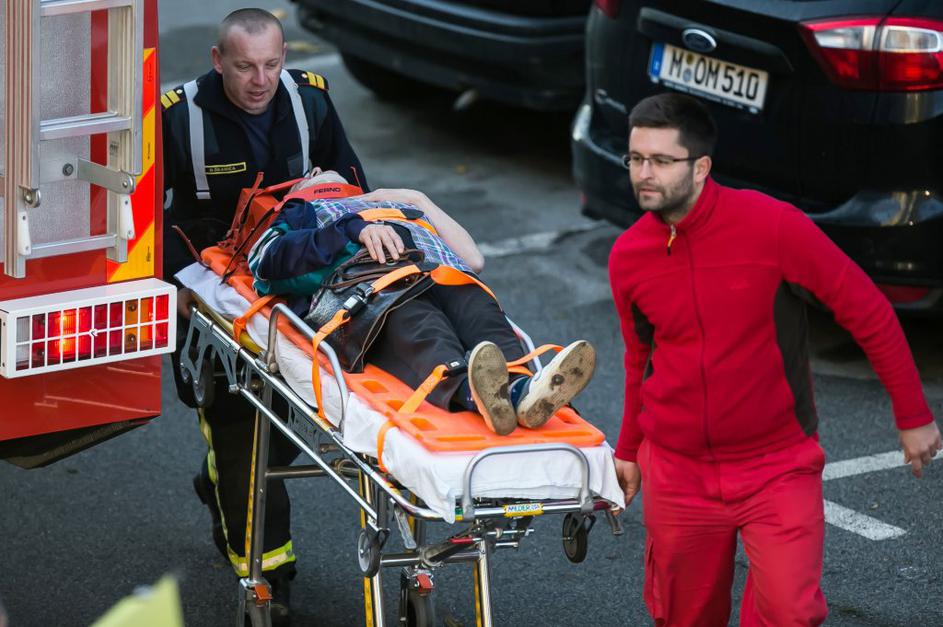 Ženska padla v jašek