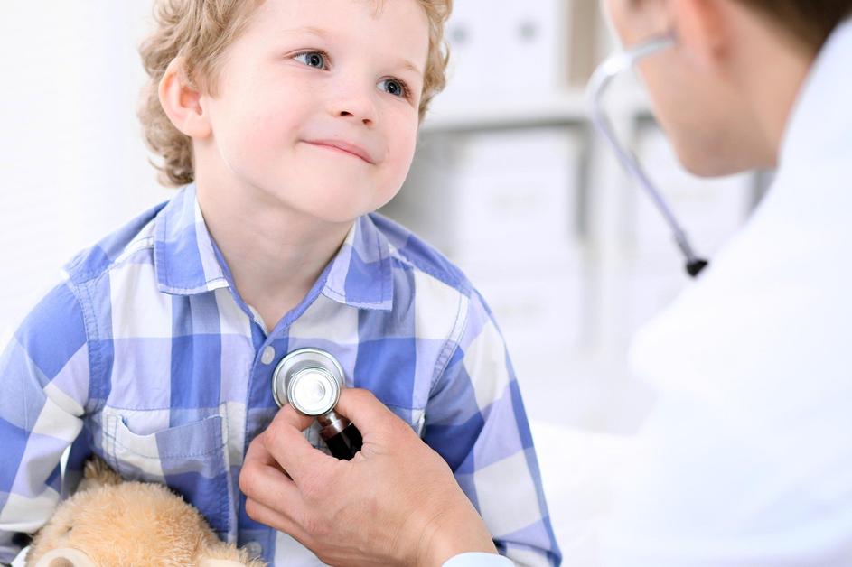Otrok pri zdravniku