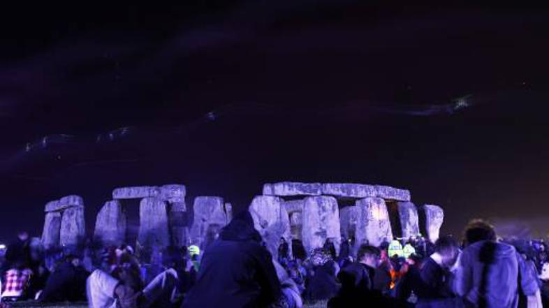 Več kot 30.000 novodobnih druidov ali le radovednežev se je nad sončnega obrata 