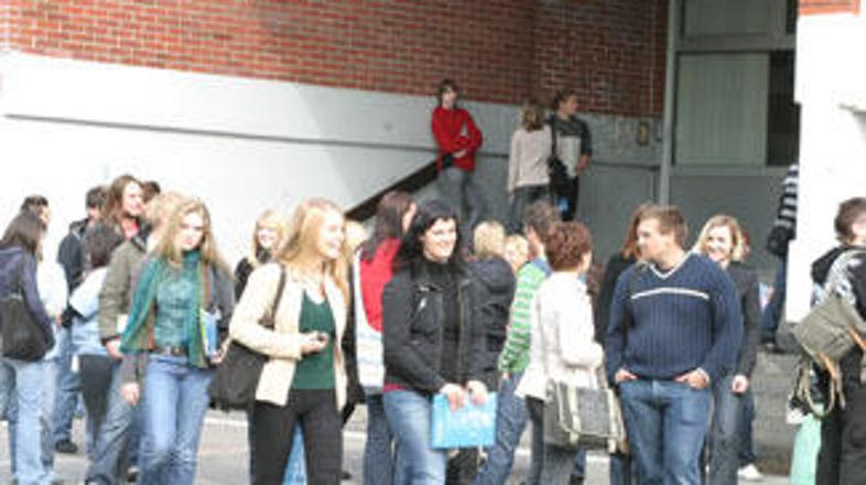 Koliko dijakov in študentov bo po novih pogojih ostalo brez državnih štipendij, 