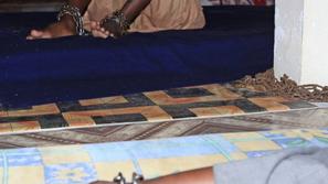 Somalski dečki v verigah v verski šoli