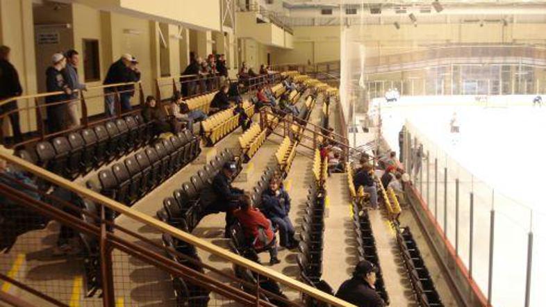 Tribune zaenkrat še samevajo. A že na tekmi med Slovenijo in Norveško bodo polne