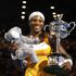 Serena Williams s pokalom in plišasto koalo po četrti zmagi v Melbournu. (Foto: 