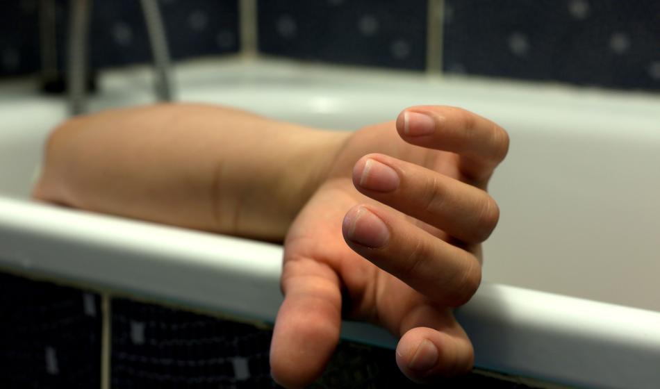 Napaka električarja: v kopalni kadi ga je streslo do smrti