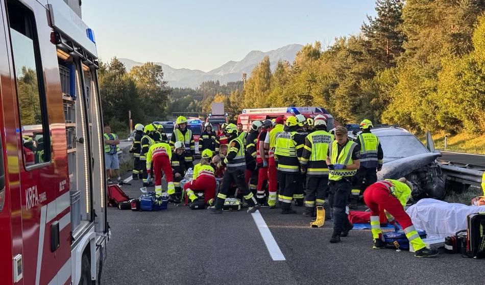 V nesreči poškodovana petčlanska družina, eden je ostal ujet v gorečem vozilu