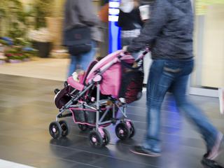 moški potiska pred seboj voziček