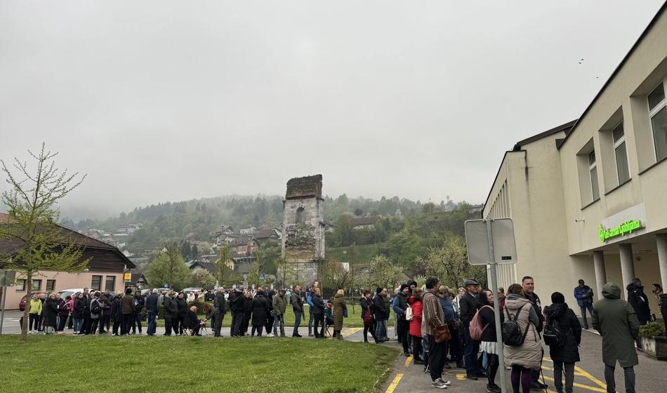 Kolona pred zdravstvenim domom: Ministrica s prstom pokazala na krivca