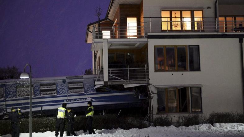 Vlak trčil v stavbo