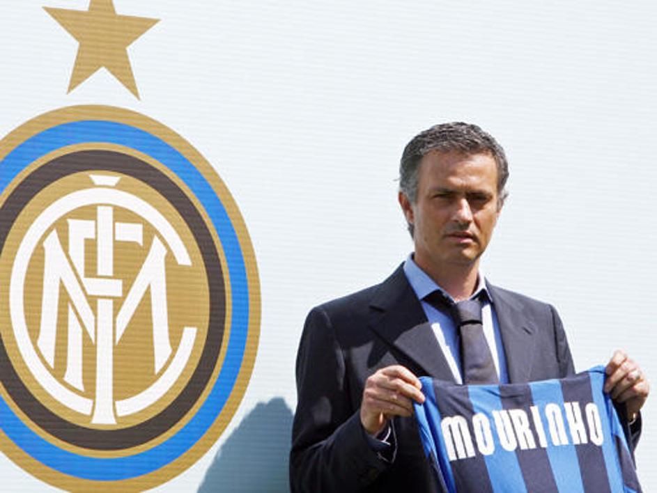 José Mourinho slavi svoj prvi naslov italijanskega prvaka na klopi Interja.