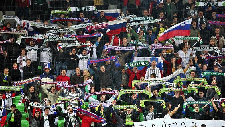 Navijači sporočajo, da se morajo tisti, ki imajo v slovenskem nogometu škarje in