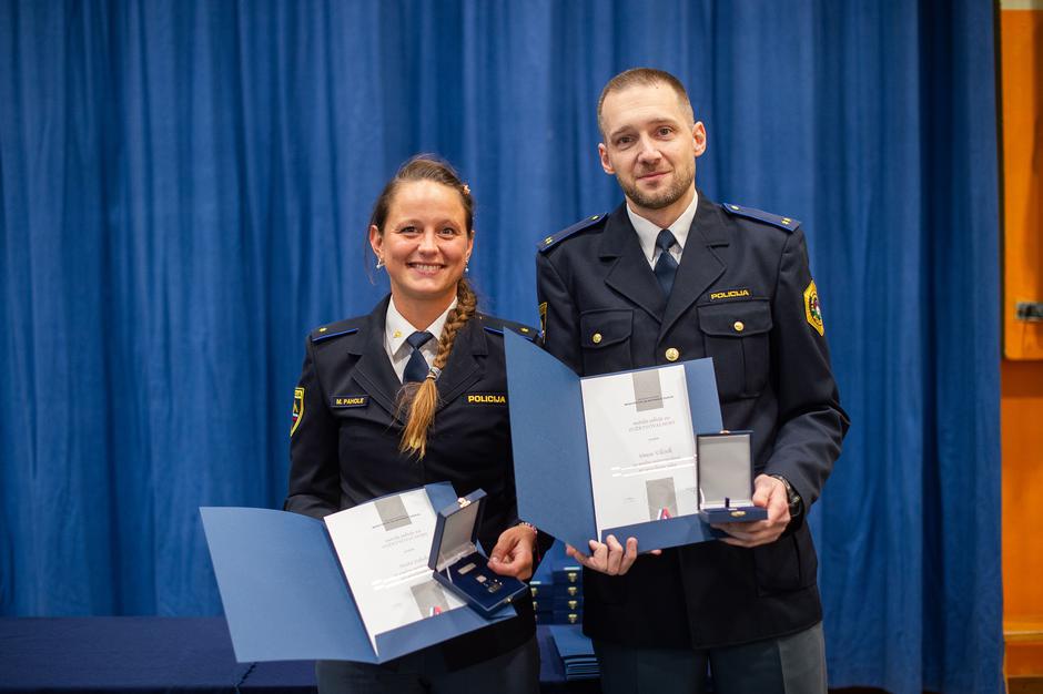 Maša Pahole in Simon Vilčnik sta si prislužila policijsko medaljo za požrtvovalnost. | Avtor: Anže Petkovšek