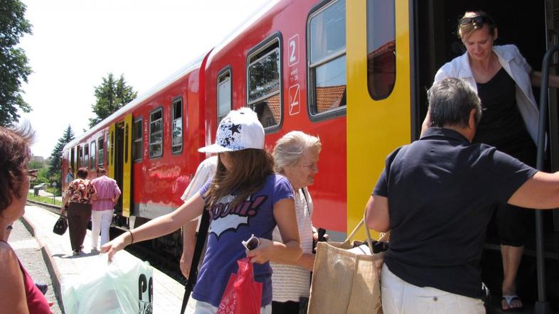 Nova železniška postaja naj bi bila zgrajena leta 2023. A država ne upa obljubit