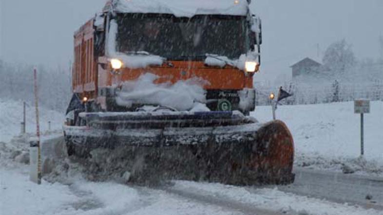 Zaradi zasneženih cest nam pogosto sivijo lasje.