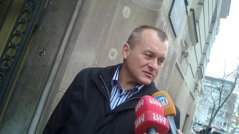 “Za takšne laži se mi zdi škoda zapravljati čas, ki bi ga lahko namenil občanom,