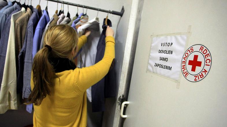 "Oblačila lepo postavimo na obešalnike in police, tako kot v trgovini," pojasnju