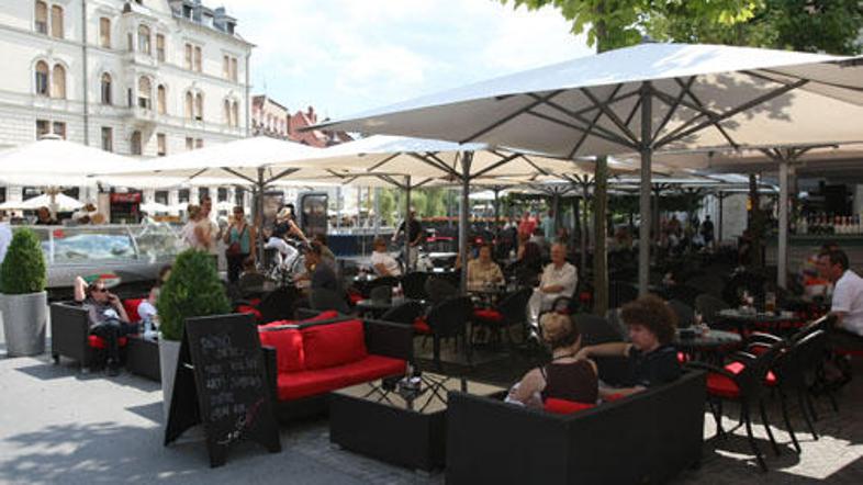 Kavarna Tromostovje je kljub visokim cenam pijač dobro obiskana.