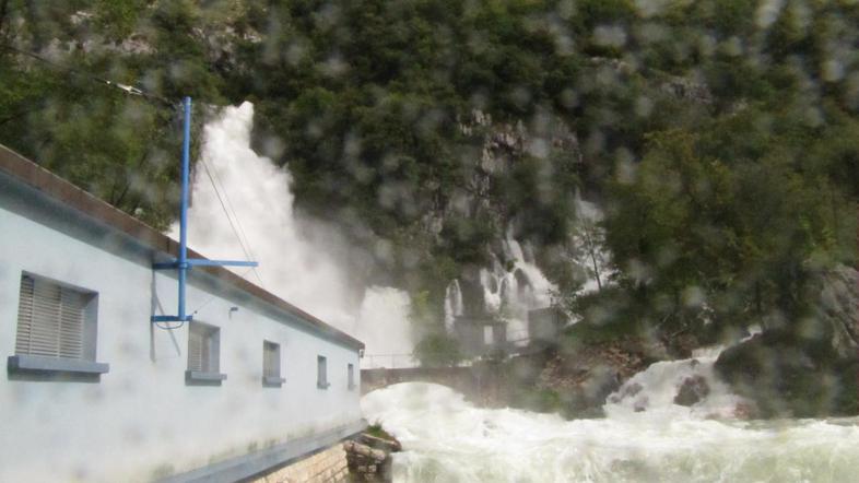 Ogroženi most pri izviru Hublja.