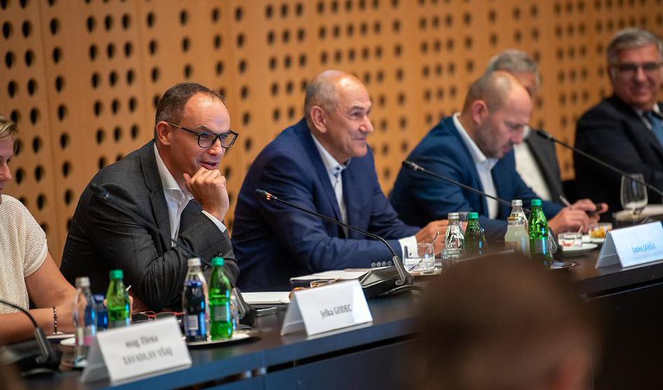 Vlada Janeza Janša državnim uslužbencem ukinja ali spreminja to pravico