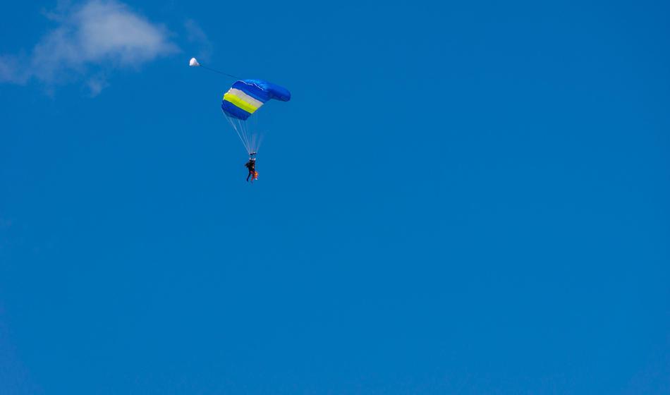 Na višini 2.400 metrov izvajal manevre, ko je prišlo do okvare