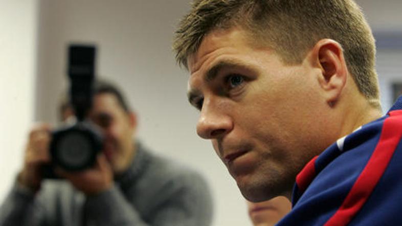 Steven Gerrard bo na Anfieldu navduševal vsaj do leta 2013.